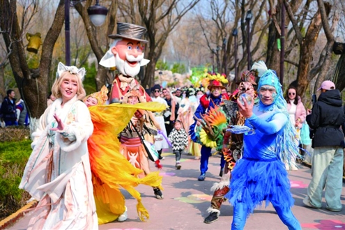 每周六、日,济南野生动物世界百兽迎宾广场会为市民游客带来舞蹈、杂技、魔术等表演 景区供图